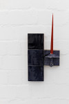 <p>Liz Craft, <em>Polyomino, </em>Keramik, Holz, 40 x 25 cm, 2022</p>