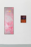<p>Sue Tompkins, <em>MOR</em>, 2018, Acryl auf Leinwand, 159.6 × 55.6 × 4.5 cm (links), <em>Mores</em>, 2018, Acryl auf Leinwand, 42 × 32 × 3.8 cm (rechts), Courtesy die Künstlerin, The Modern Institute/Toby Webster Ltd, Glasgow und Halle für Kunst Lüneburg. Foto: Fred Dott.</p>